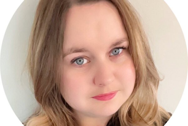 Situé dans un environnement naturel privilégié, le Château de la Plinguetière accueille entreprises, associations et groupes dans un cadre propice au travail, aux échanges et aux événements professionnels. - Amaryllia Chéné